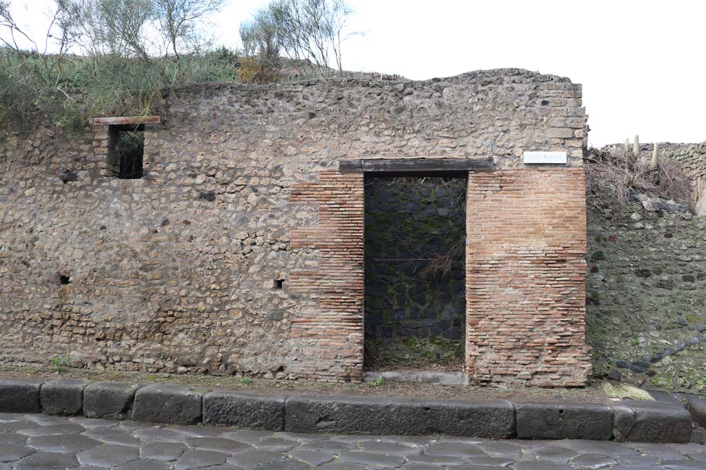 III.1.6 Pompeii. December 2018. Entrance doorway on north side of Via dell’Abbondanza. Photo courtesy of Aude Durand.