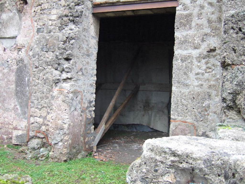 III.2.1 Pompeii. December 2005. Looking east through doorway to room 7.  