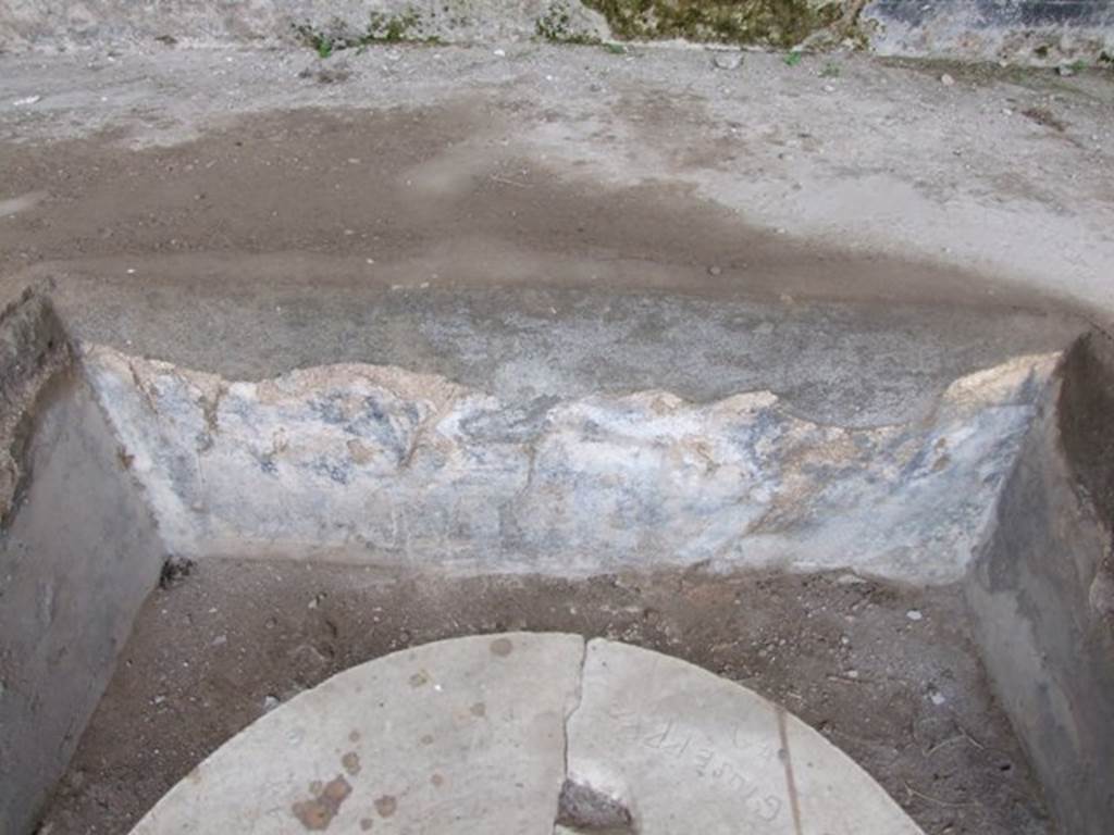 III.2.1 Pompeii.  March 2009.  Room 20. Summer Triclinium.  Remains of painted plaster around sides of couches.