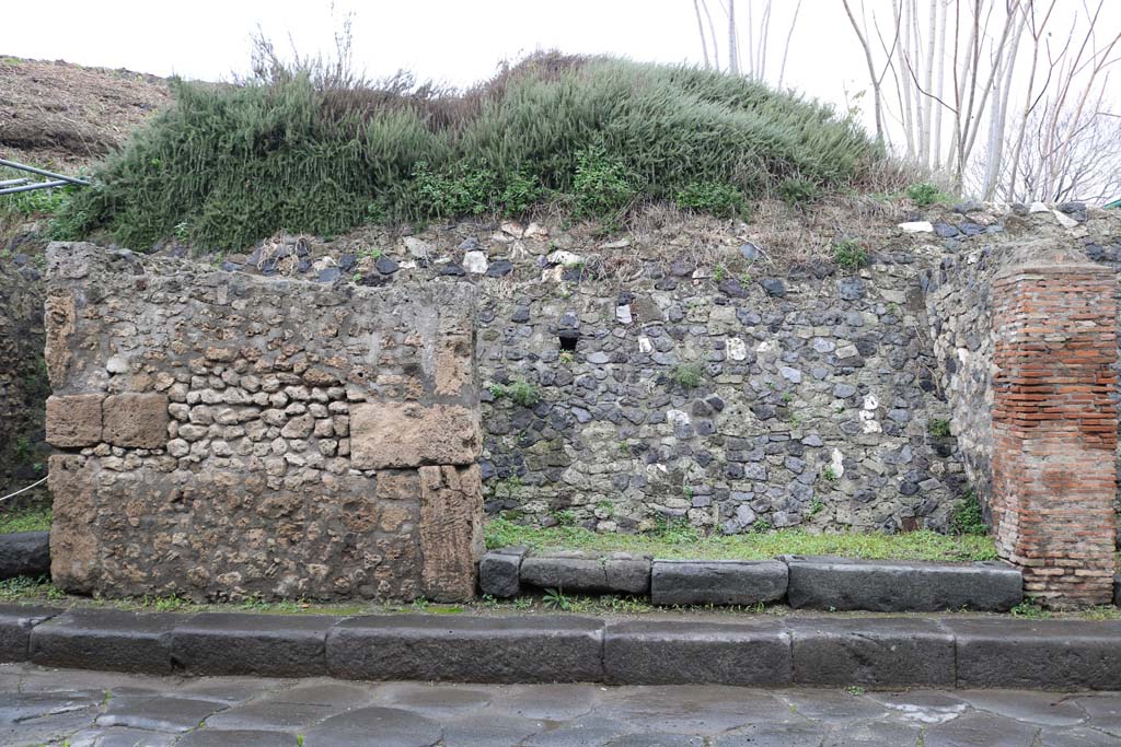 III.3.4 Pompeii. December 2018. Entrance doorway on north side of Via dellAbbondanza. Photo courtesy of Aude Durand.