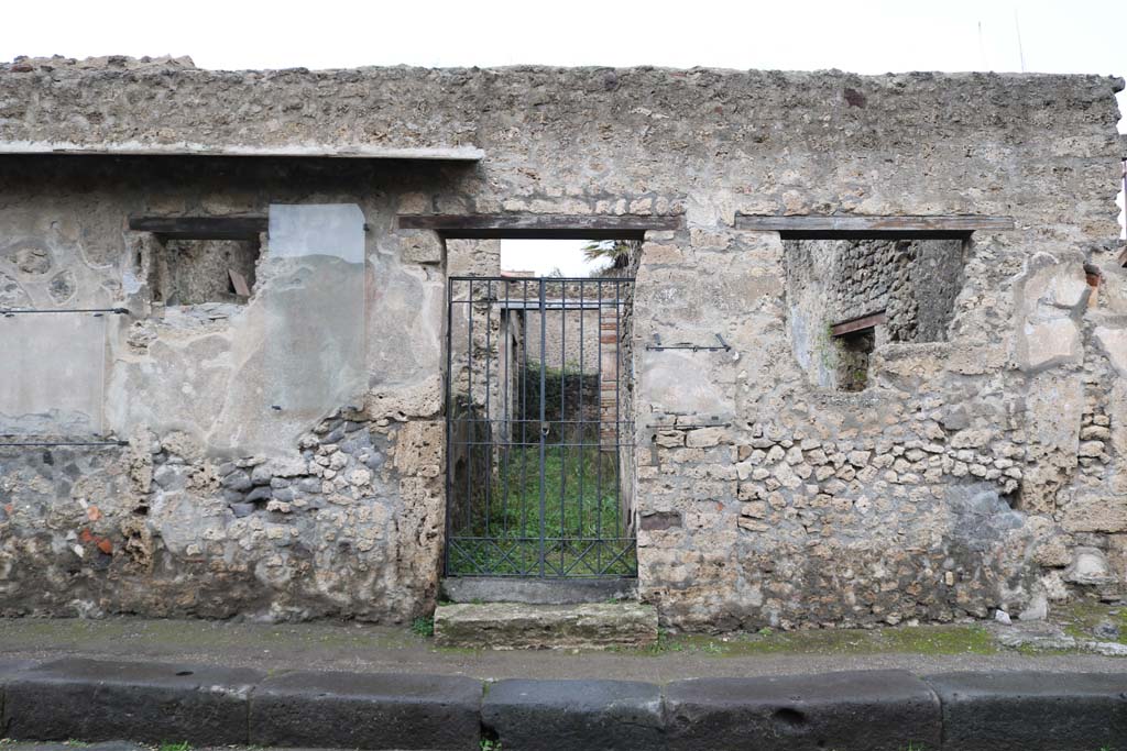 III.4.2 Pompeii. December 2018. Entrance doorway on north side of Via dell’Abbondanza. Photo courtesy of Aude Durand.

