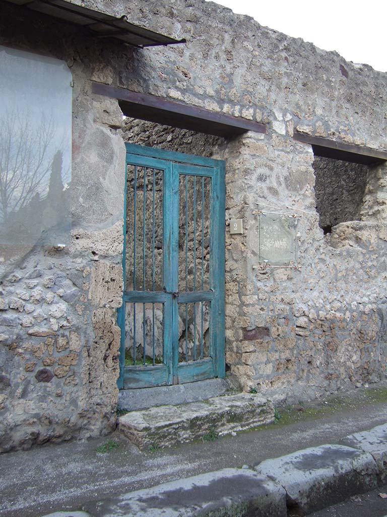 III.4.2 Pompeii. December 2005. Entrance.
On the left of the photo are the remains of the Oscan Eituns.
