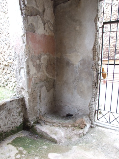 III.4.b. Pompeii.  March 2009.  Painted wall in north portico, between rooms 1 and 2.