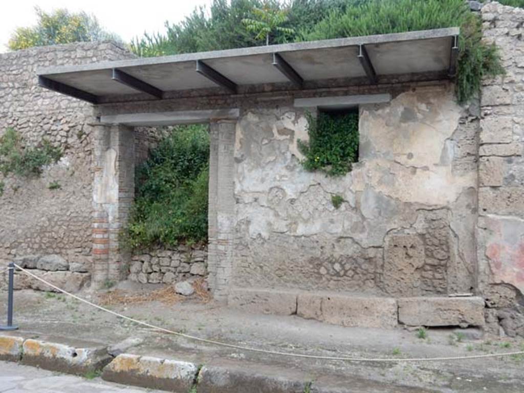 III.5.2 Pompeii. May 2016. Entrance, with wall on east side with small window.
Photo courtesy of Buzz Ferebee.
