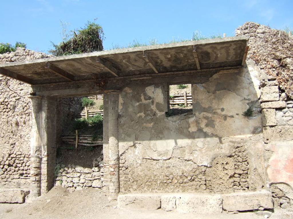 III.5.2 Pompeii. September 2005. Entrance, with wall on east side with small window.  According to Varone and Stefani, found to the east (right) of the doorway were –  CIL IV 7724, 7726, and to the east of the window CIL IV 7728, 7729, and 7730.  See Varone, A. and Stefani, G., 2009. Titulorum Pictorum Pompeianorum, Rome: L’erma di Bretschneider, (p.278)
According to Epigraphik-Datenbank Clauss/Slaby (See www.manfredclauss.de), these read as –
Paquium  et  Caprasium 
IIvir(os)  o(ro)  v(os)  f(aciatis)  Loreius  rog(at)      [CIL IV 7724]
A(ulum)  Suettium  Verum 
aed(ilem)  o(ro)  v(os)  f(aciatis)       [CIL IV 7726]
Popidium 
/ 
IIvir(um) 
Loreius 
facet(!)      [CIL IV 7728]
Paquium  d(uumvirum)  i(ure)  d(icundo) 
Loreius  rog(at)       [CIL IV 7729]
P(ublium)  Sittium  Magnum 
aed(ilem)  o(ro)  v(os)  f(aciatis)  d(ignum)  r(ei)  p(ublicae)        [CIL IV 7730]
