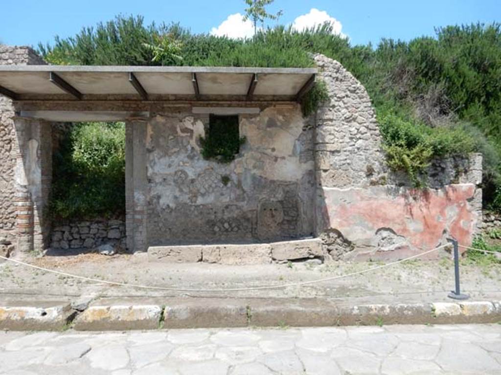 III.5.2 Pompeii. May 2016. Detail of east side of doorway. Photo courtesy of Buzz Ferebee.