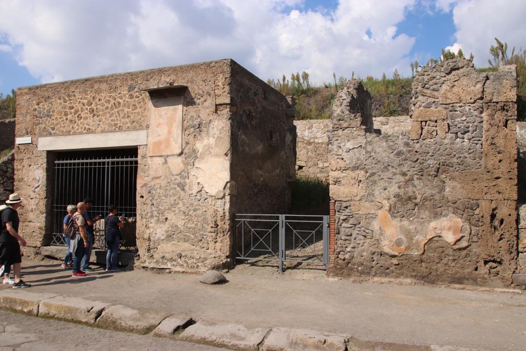 III.6.1 Pompeii. October 2017. Looking north-west towards entrance doorway, and unexcavated roadway on its west side.
Foto Taylor Lauritsen, ERC Grant 681269 DÉCOR.
