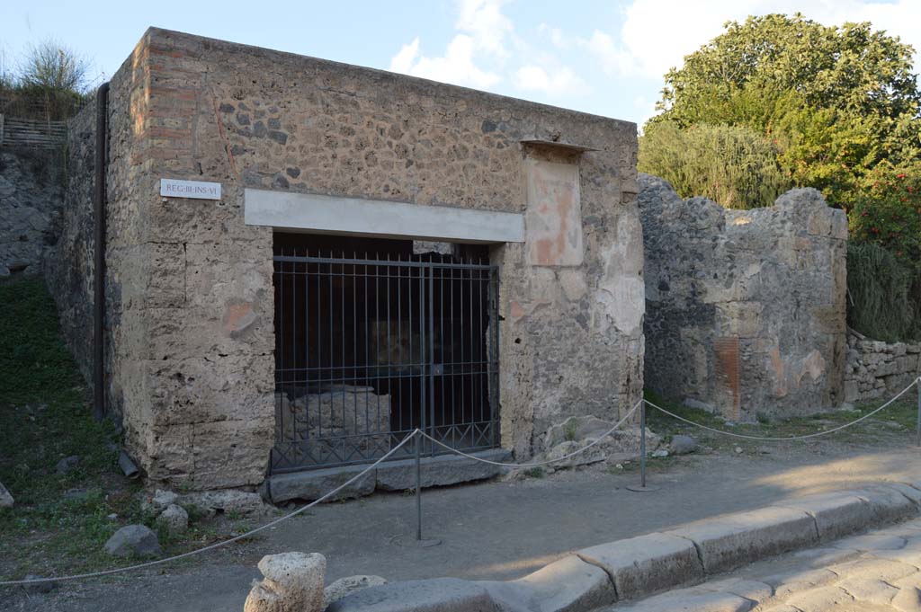 III.6.1 Pompeii. December 2018. Looking towards entrance doorway on north side of Via dell’Abbondanza. Photo courtesy of Aude Durand.