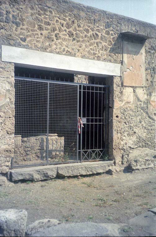 III.6.1 Pompeii. October 2017. Front façade on east (right) side of doorway.
Foto Taylor Lauritsen, ERC Grant 681269 DÉCOR.
