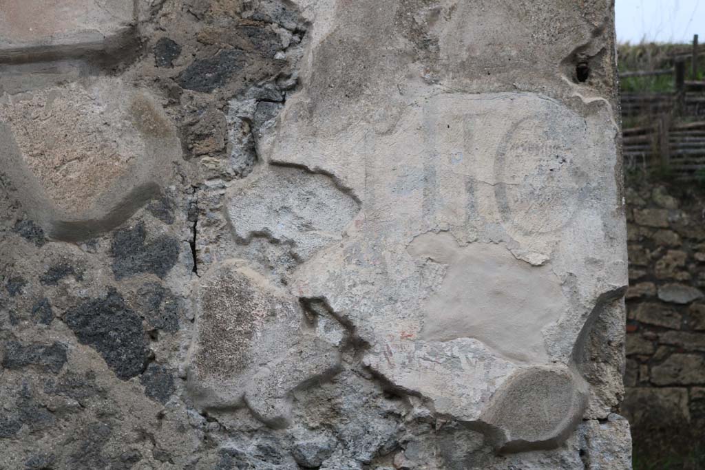 III.6.2 and III.6.1 Pompeii. December 2018. 
Detail of remaining painted inscription on front façade between two entrances. Photo courtesy of Aude Durand.
