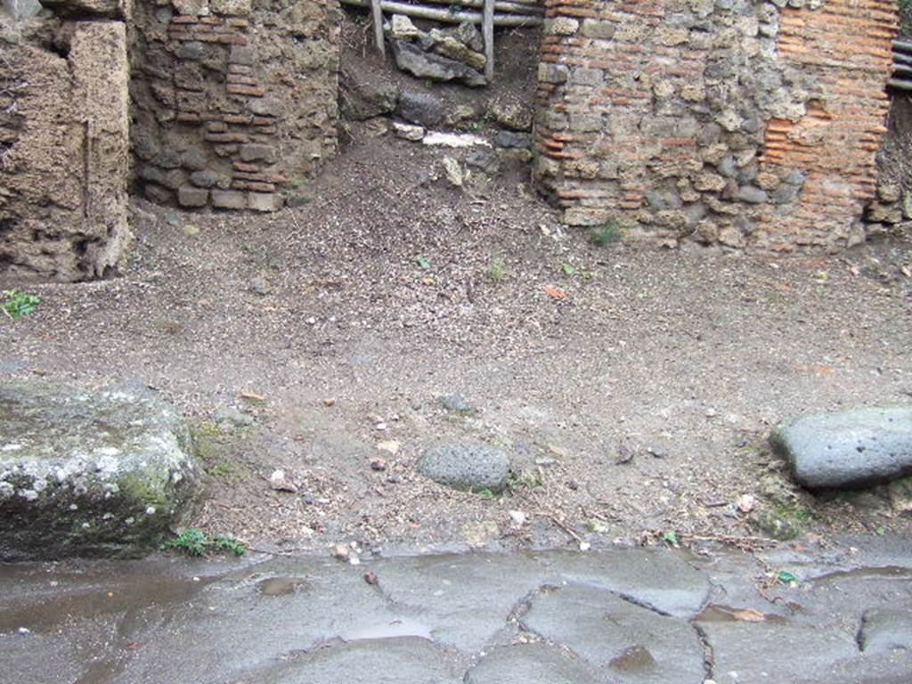 Pompeii. December 2005. III.7.3 with ramp, III.7.4 in centre, III.7.5 on right. Entrances.