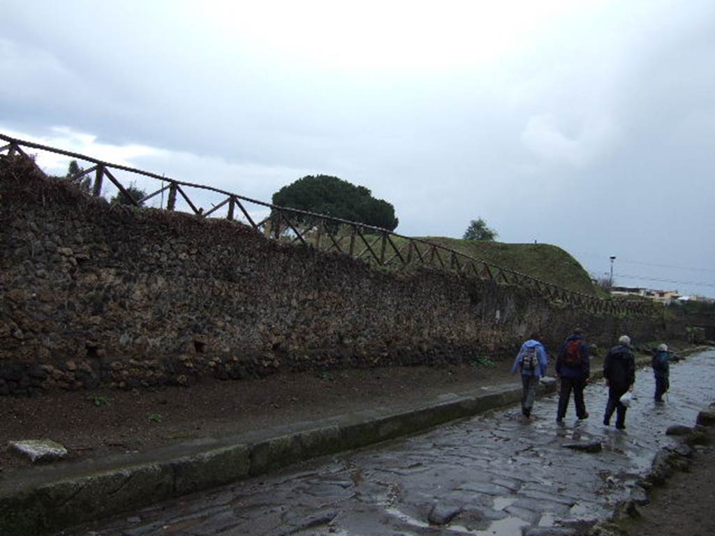 III.7.6 Pompeii. December 2005. Wall on east side of III.7.6 Pompeii, looking east along north side of Via dell’Abbondanza.