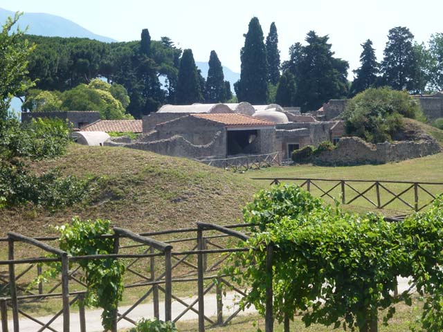 III.7 Pompeii. June 2012. Looking south-west across III.7, towards II.4.7 on the south side of Via dell’Abbondanza. Photo courtesy of Michael Binns.
