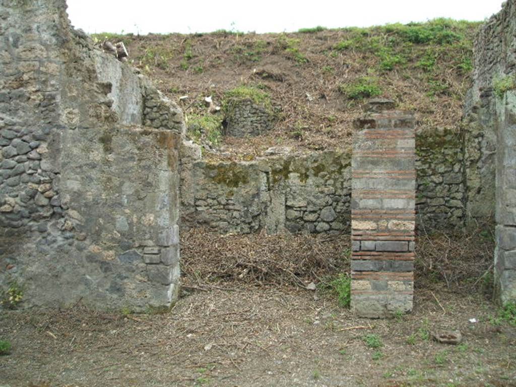 III.8.6 Pompeii (in centre) and III.8.5 (on right). May 2005.  Entrance to a vestibule, with possible steps to upper floor, and rear door leading to atrium and workshop.


