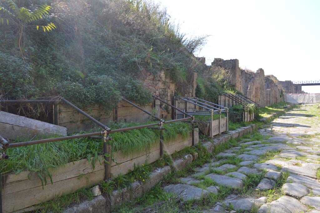 Via di Nola, south side, Pompeii. October 2017. Looking west along Insula III.9 from III.9.3 towards IX.14, by road-bridge, on right.
Foto Taylor Lauritsen, ERC Grant 681269 DÉCOR.
