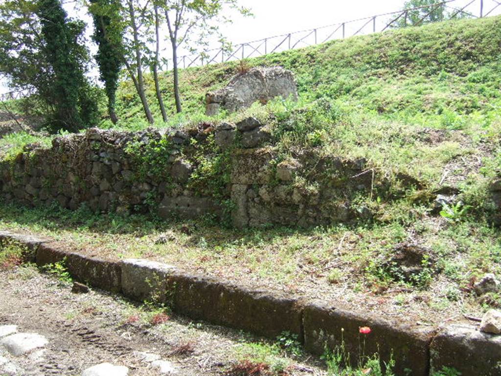III.10.1 Pompeii. May 2006. Front wall along the Via Nola, on east side of entrance.
