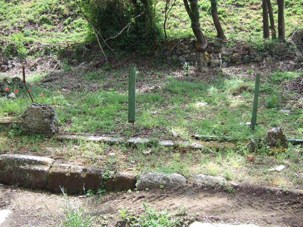 III.10.5 Pompeii.  May 2006.  Entrance with remains of threshold.