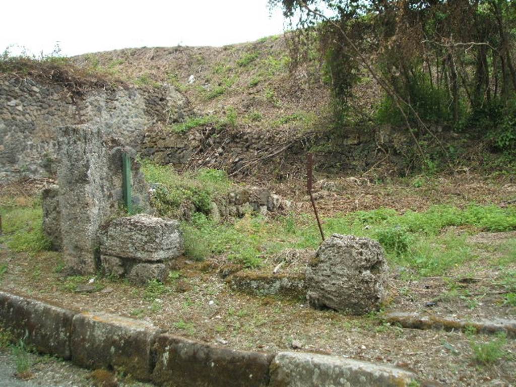 III.10.5 Pompeii. May 2005.  Remains of front wall on east side of entrance.

It is difficult to reconcile the entrances in this insula with the plans 
as the entrances onto Via Nola have been filled in or are unexcavated.