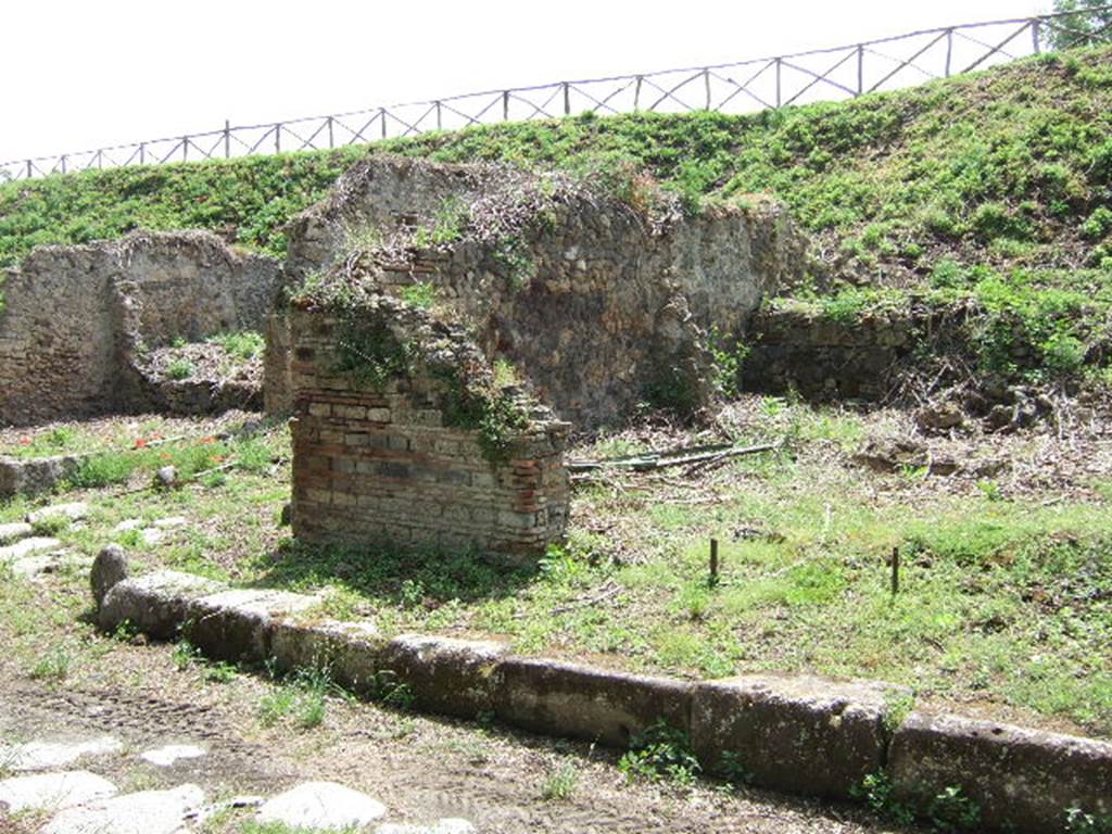 III.10.6 Pompeii. May 2006. East end of insula, with beginning of small vicolo or road leading south. 