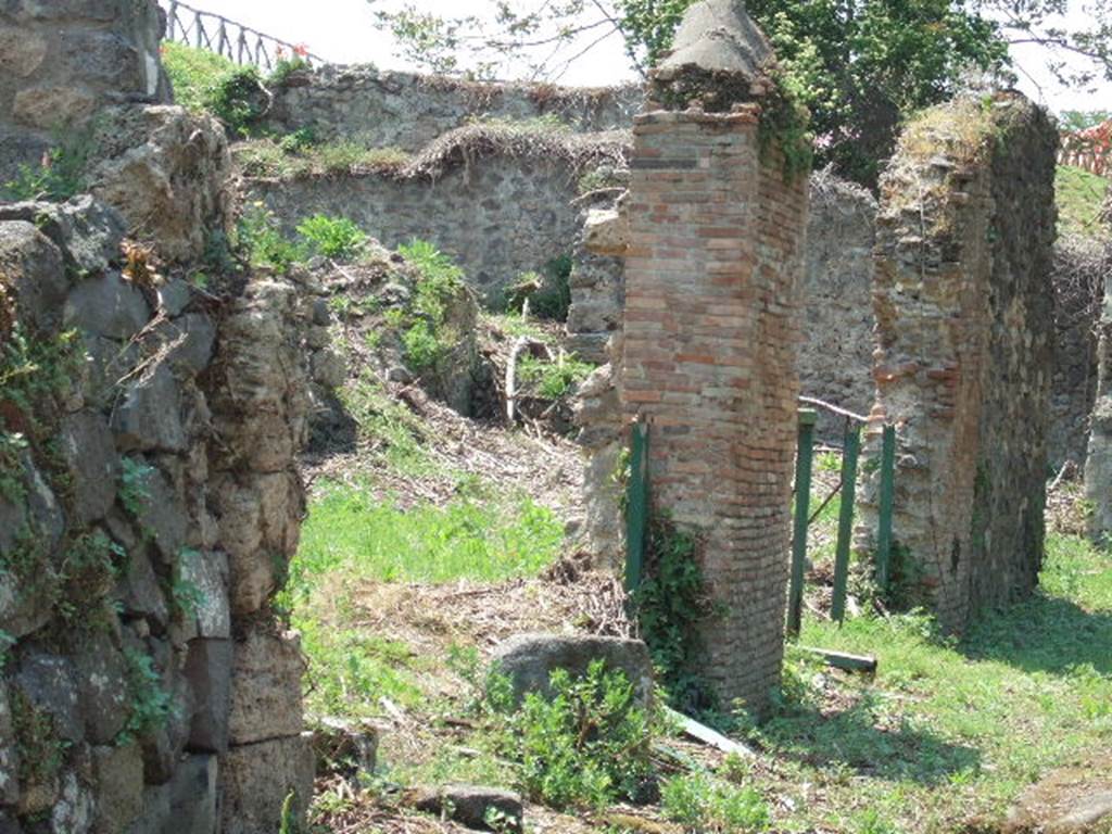 III.11.6 Pompeii. May 2006. Entrance on left, and III.11.5 (with green gates) on Via di Nola.

