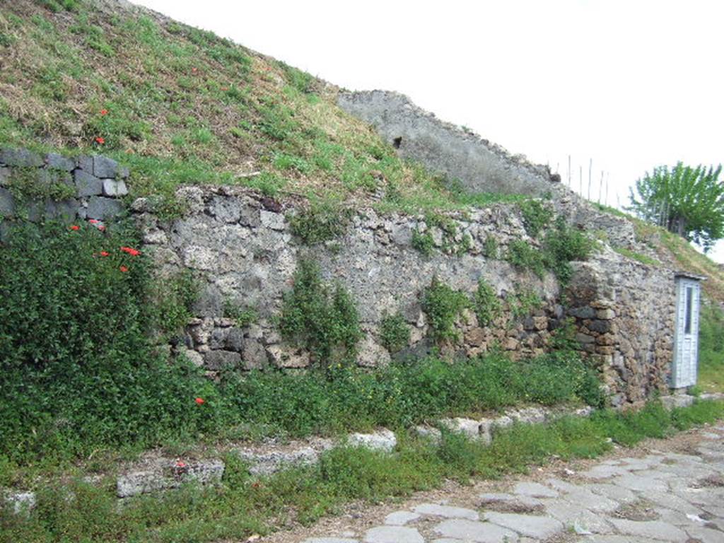 IV.1.c Pompeii.  May 2006.  Front wall on north side of Via Nola.