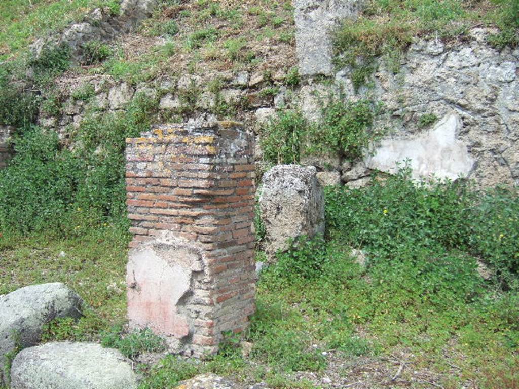 IV.2.a Pompeii. May 2006.  West side of small portico.