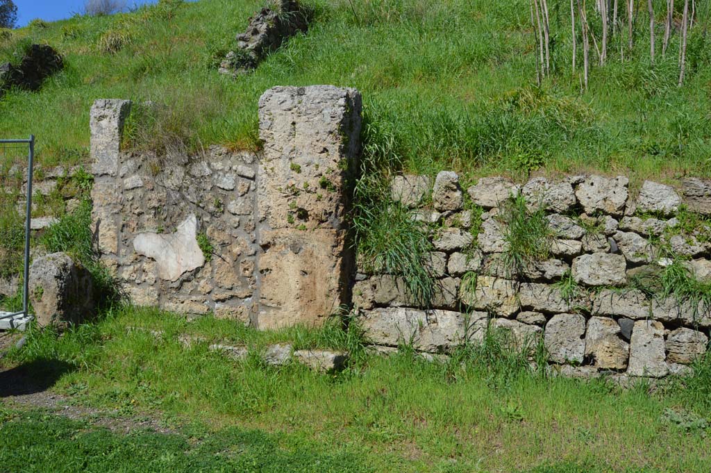 IV.2.a, Pompeii. March 2018. Front façade on west (left) side of entrance doorway.
Foto Taylor Lauritsen, ERC Grant 681269 DÉCOR.
