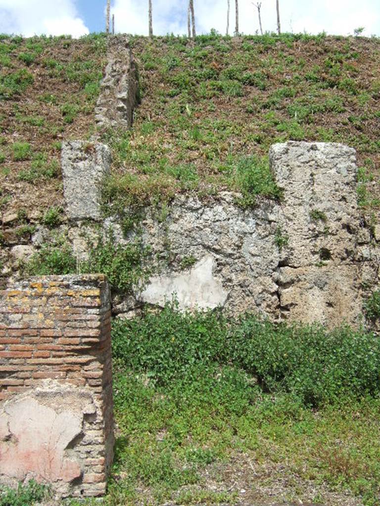 IV.2.a Pompeii. May 2006. West side of entrance.