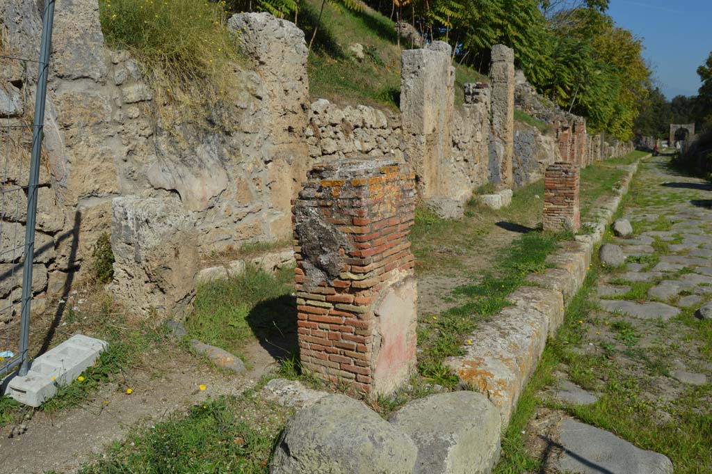 IV.2.a, Pompeii. October 2017. Looking east along front façade of pilastered portico on Via di Nola.
Foto Taylor Lauritsen, ERC Grant 681269 DÉCOR.

