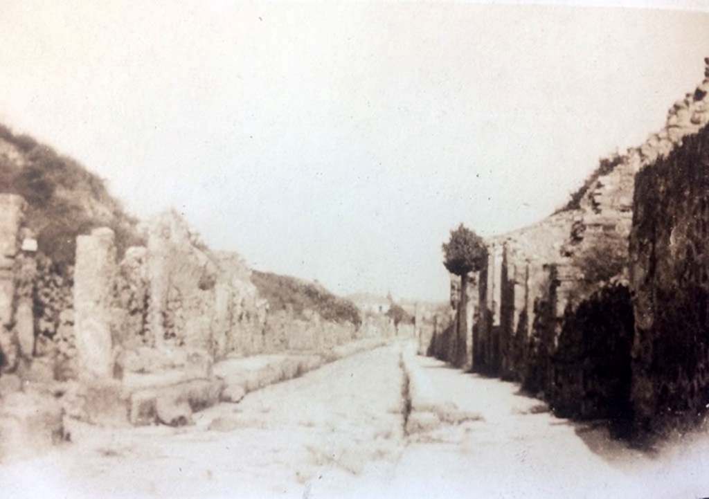IV.2.a, Pompeii, on left. 1920’s. Looking east along Via di Nola. Photo courtesy of Rick Bauer.
On the right, is a junction with unnamed vicolo between III.8 and IX.14.
