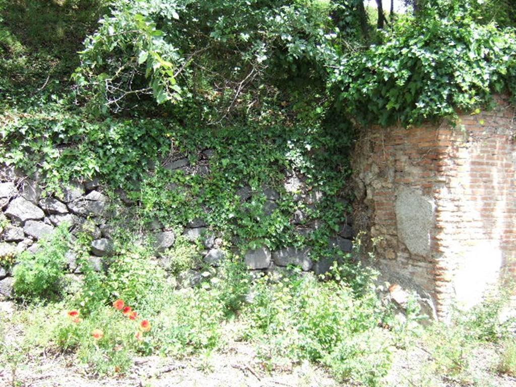 Unnamed blocked vicolo, Pompeii. May 2005.                       Corner of  IV.5.a 