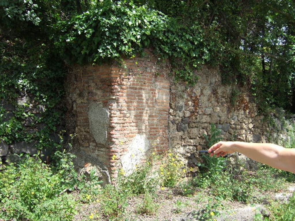 IV.5.a, Pompeii. May 2006. Corner of insula, with remains of painted plaster. According to Liselotte Eschebach, there was a masonry street shrine on the left of the entrance. See Eschebach, L., 1993. Gebäudeverzeichnis und Stadtplan der antiken Stadt Pompeji. Köln: Böhlau. (p. 120).
