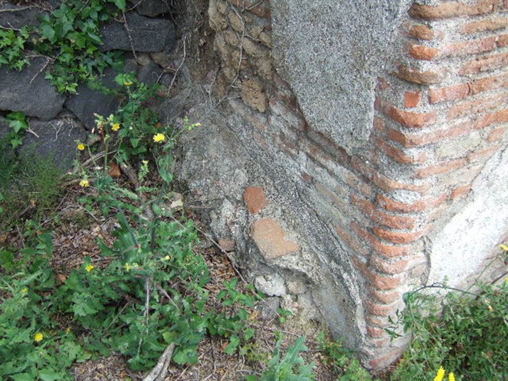 IV.5.a, Pompeii.  May 2006. Remains of painted plaster of possible street shrine. See Eschebach, L., 1993. Gebäudeverzeichnis und Stadtplan der antiken Stadt Pompeji. Köln: Böhlau. (p. 120).