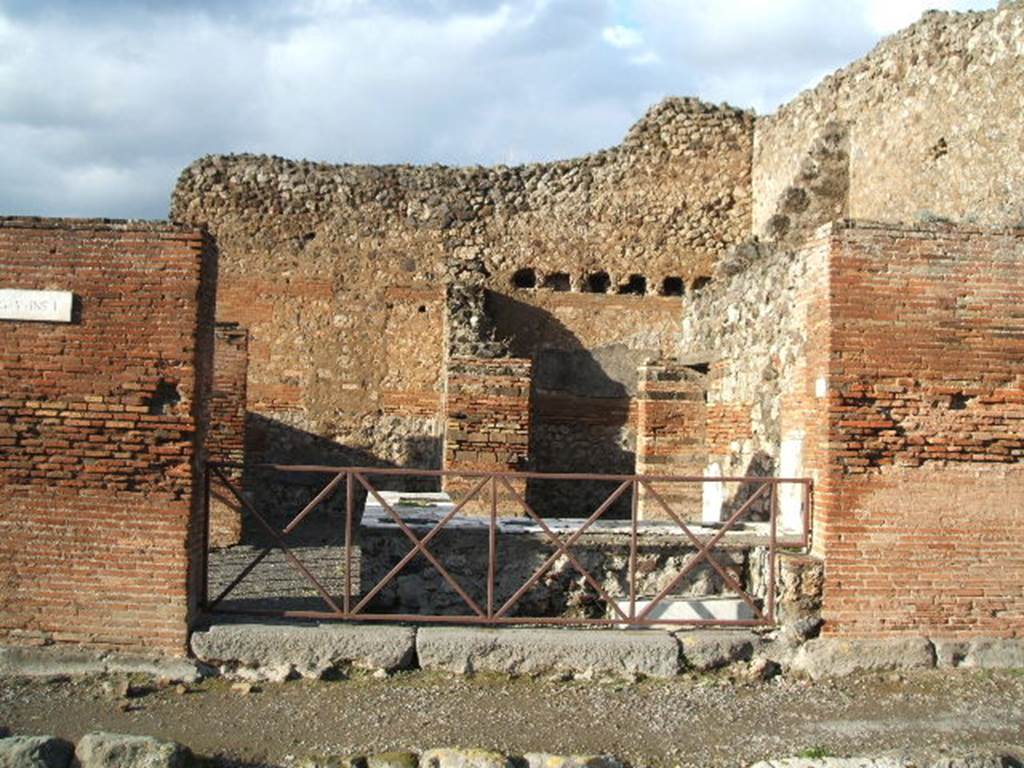 V.1.1 Pompeii.  December 2004.   Entrance on Via di Nola.  