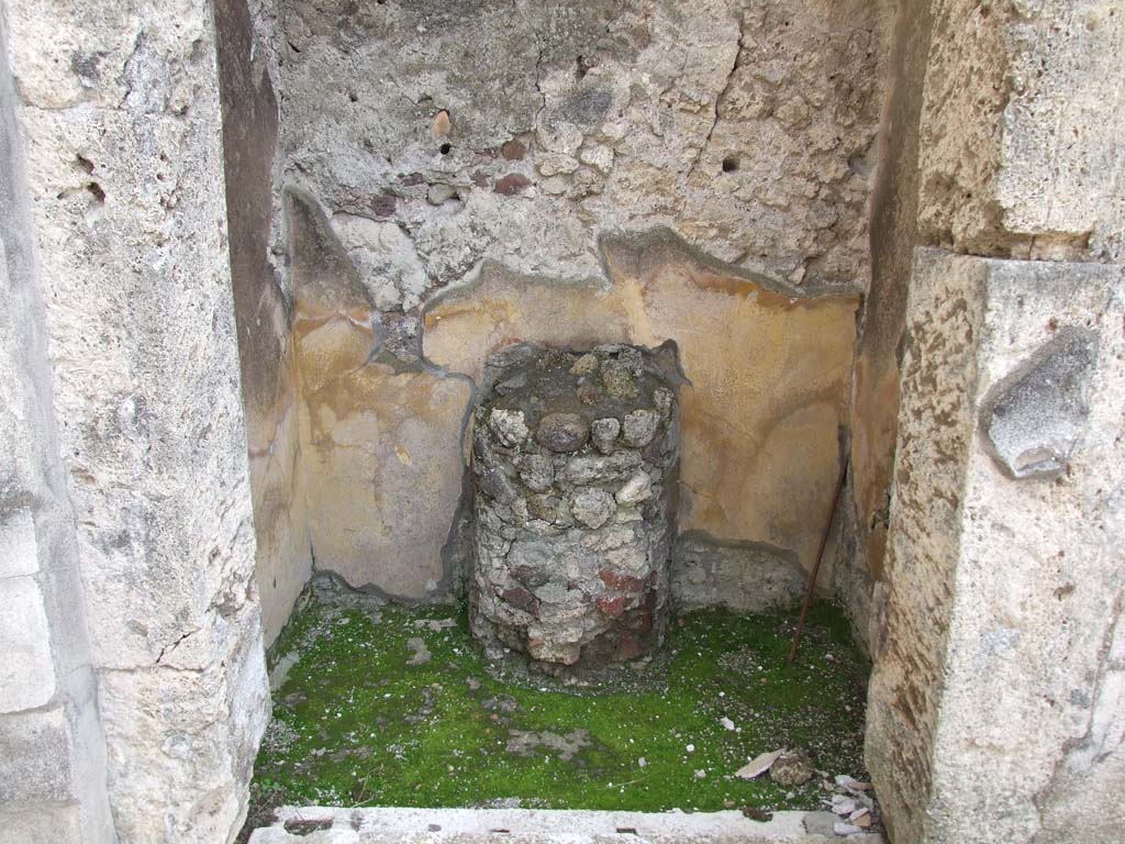 V.1.7 Pompeii. March 2009. Room 5, round altar against south wall in room on east side of entrance corridor.

