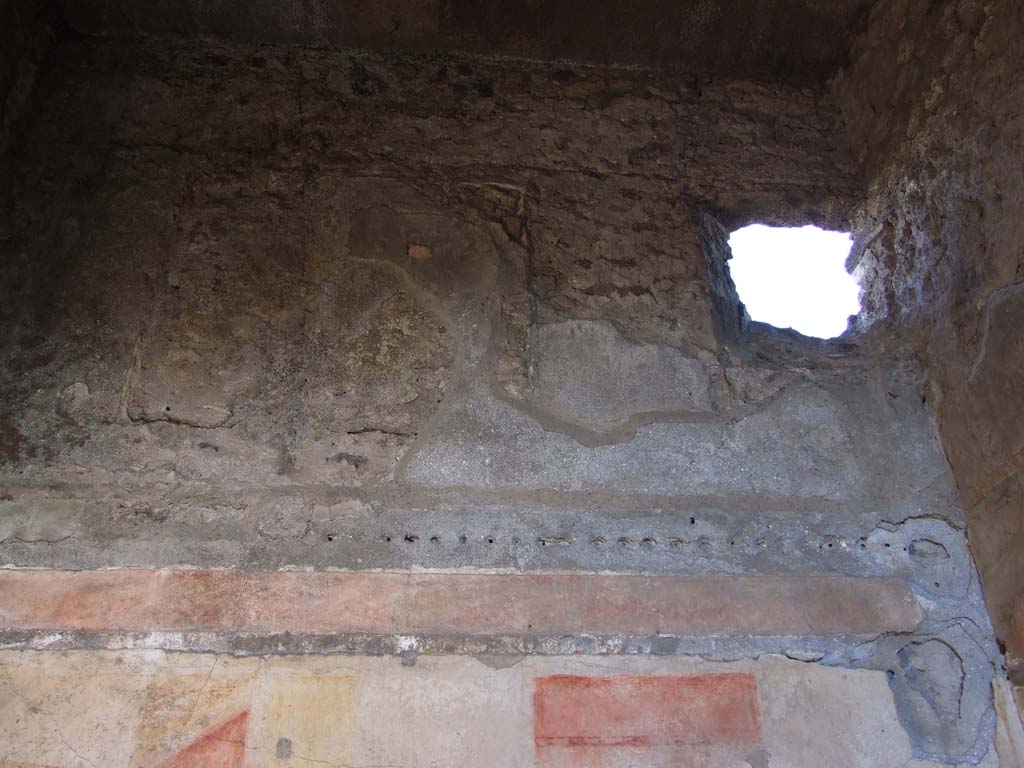 V.1.7 Pompeii. December 2007. Room 7, detail of upper east wall of cubiculum.