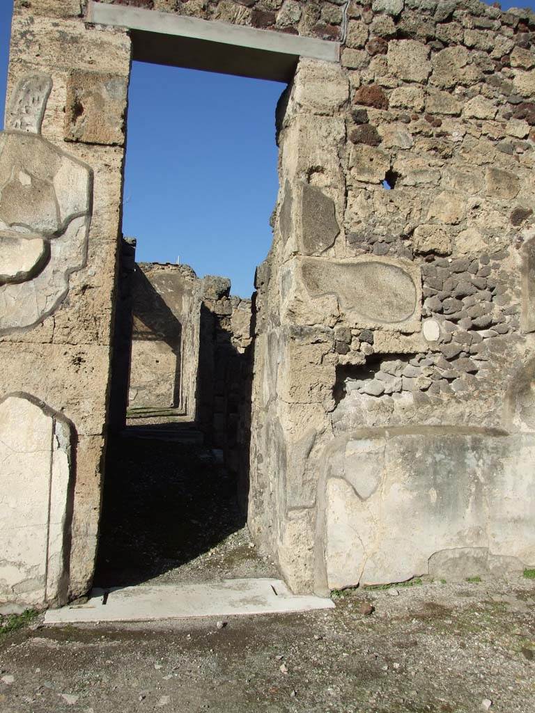 V.1.7 Pompeii.  March 2009.  Room 14.  Round altar on east side of entrance.