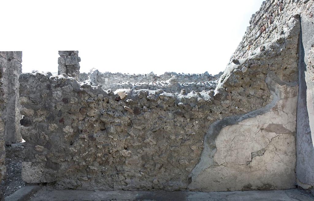 V.1.7 Pompeii. c.2005-7. Room 11, north wall. Photo by Hans Thorwid. 
Photo courtesy of Swedish Pompeii Project.
