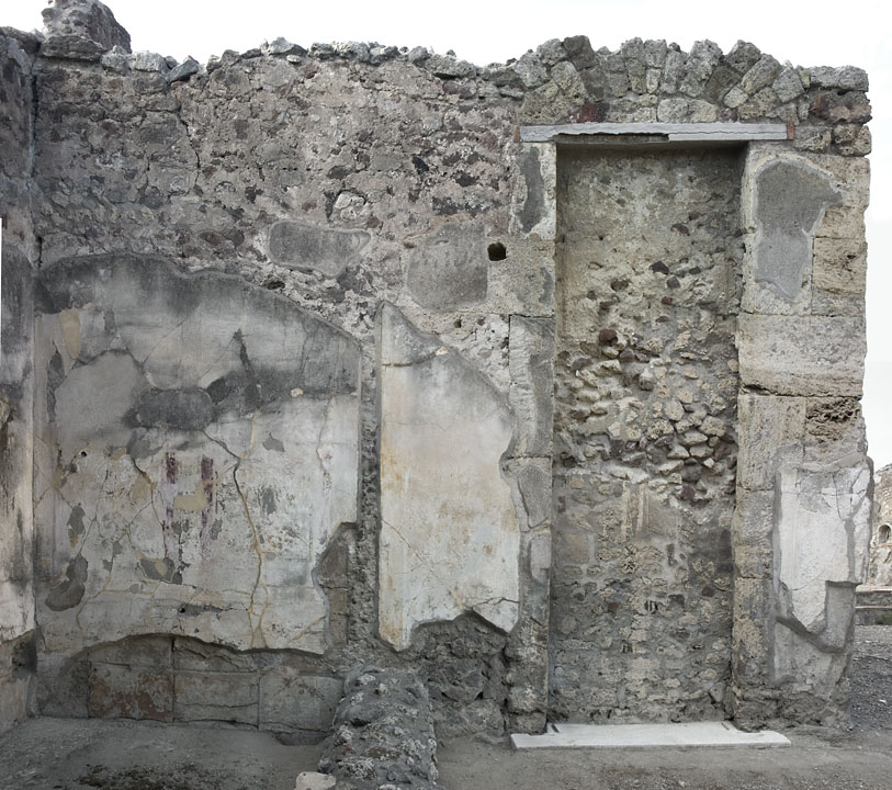 V.1.7 Pompeii.  March 2009. Second niche on east wall of peristyle.