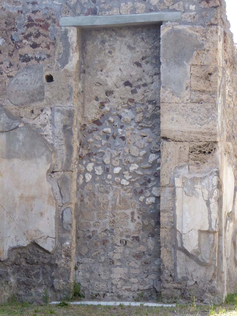 V.1.7 Pompeii.  December 2007. Looking through rear hole in second niche on east wall of peristyle.