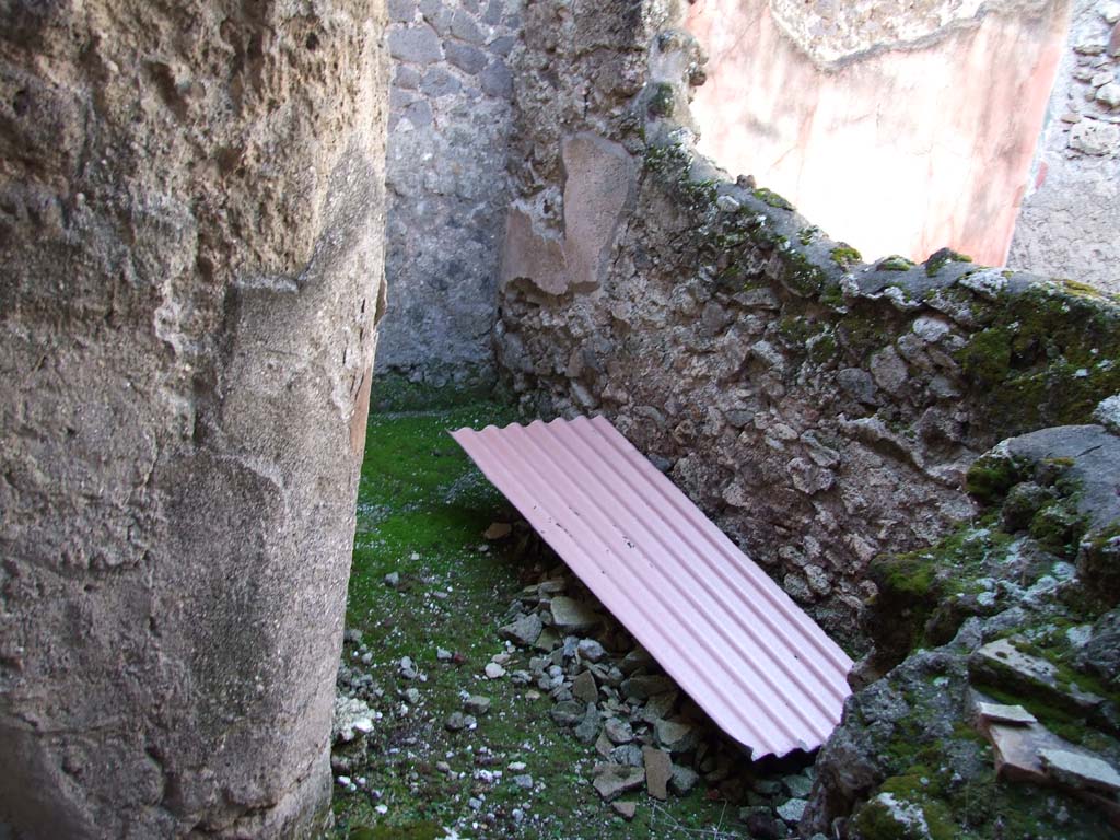 V.1.7 Pompeii. December 2007. Room 17, looking west along north wall at rear of staircase.