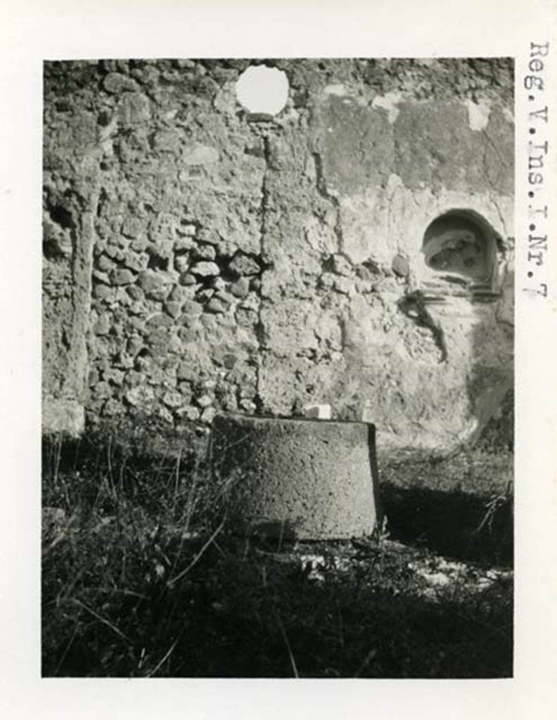 V.1.7 Pompeii. 1937-39. Looking towards east side of peristyle. Photo courtesy of American Academy in Rome, Photographic Archive. Warsher collection no. 1583a

