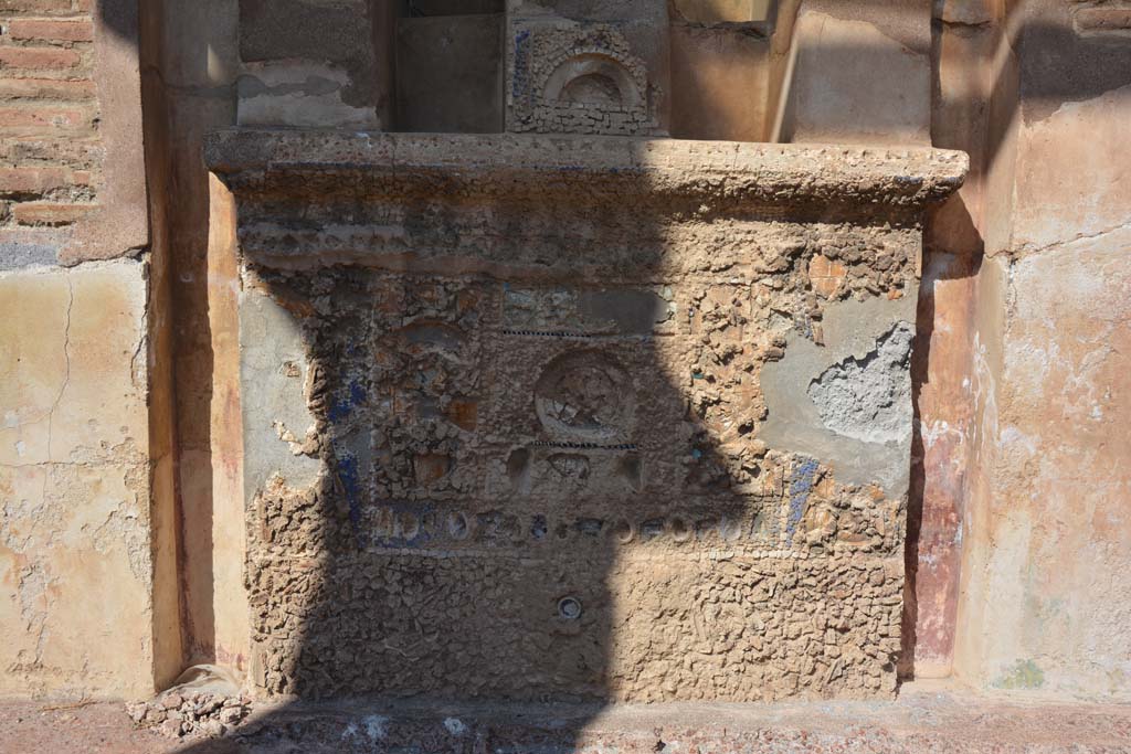 V.1.7 Pompeii. October 2019. Room 17, peristyle. Detail of mosaic water feature at west end.
Foto Annette Haug, ERC Grant 681269 DÉCOR.
