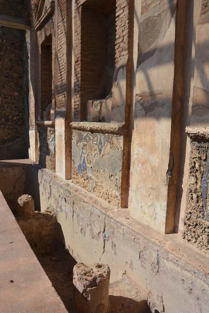 V.1.7 Pompeii. October 2019. Room 17, looking west across water feature. 
Foto Annette Haug, ERC Grant 681269 DÉCOR.

