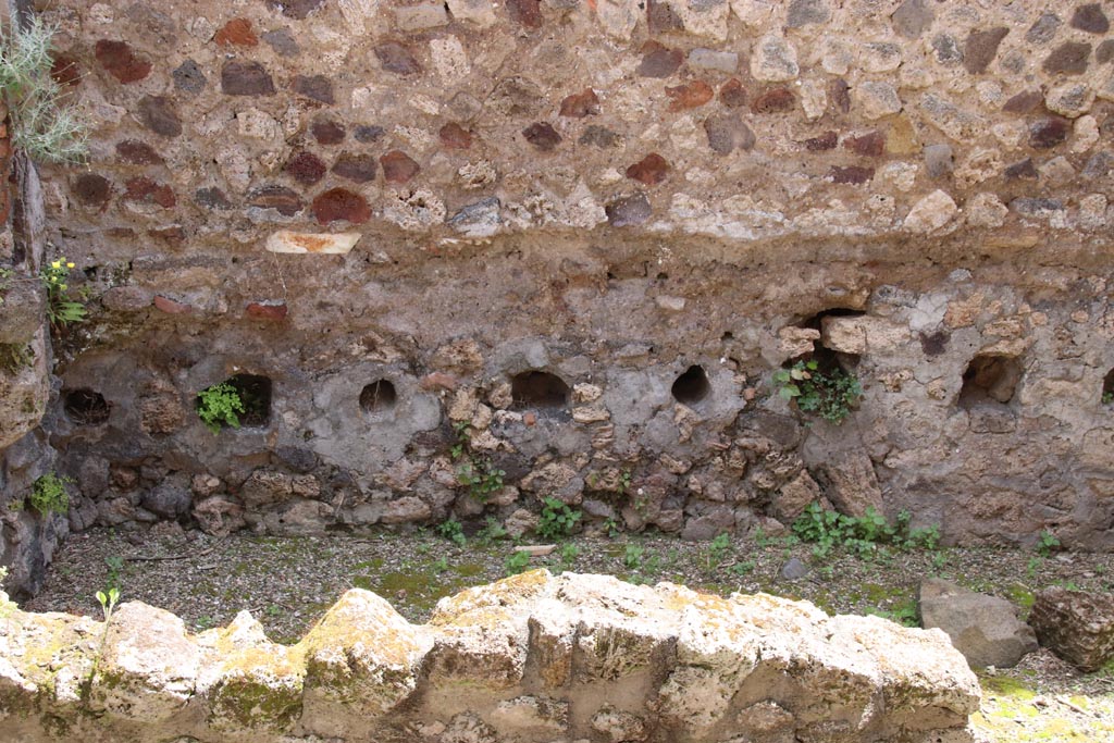 V.1.7 Pompeii. May 2024. Room “f”, detail from south wall. Photo courtesy of Klaus Heese.