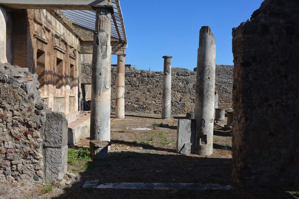 V.1.7 Pompeii. October 2019. Room 24, looking east across threshold of doorway towards peristyle.
Foto Annette Haug, ERC Grant 681269 DÉCOR.
