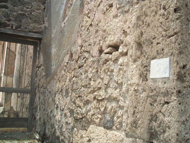 V.1.9 Pompeii. May 2005.  Rear side entrance. North wall.