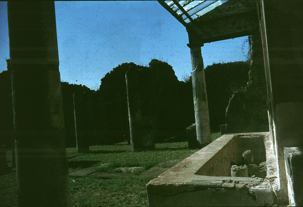 V.1.9 Pompeii.  Looking west across peristyle area, from rear side entrance.
Photographed 1970-79 by Günther Einhorn, picture courtesy of his son Ralf Einhorn.

