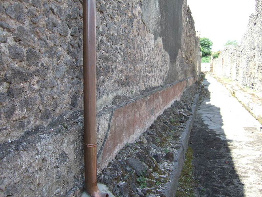 V.1.9 Pompeii.  December 2006. Side wall on west side of Vicolo di Cecilio Giocondo. V.2