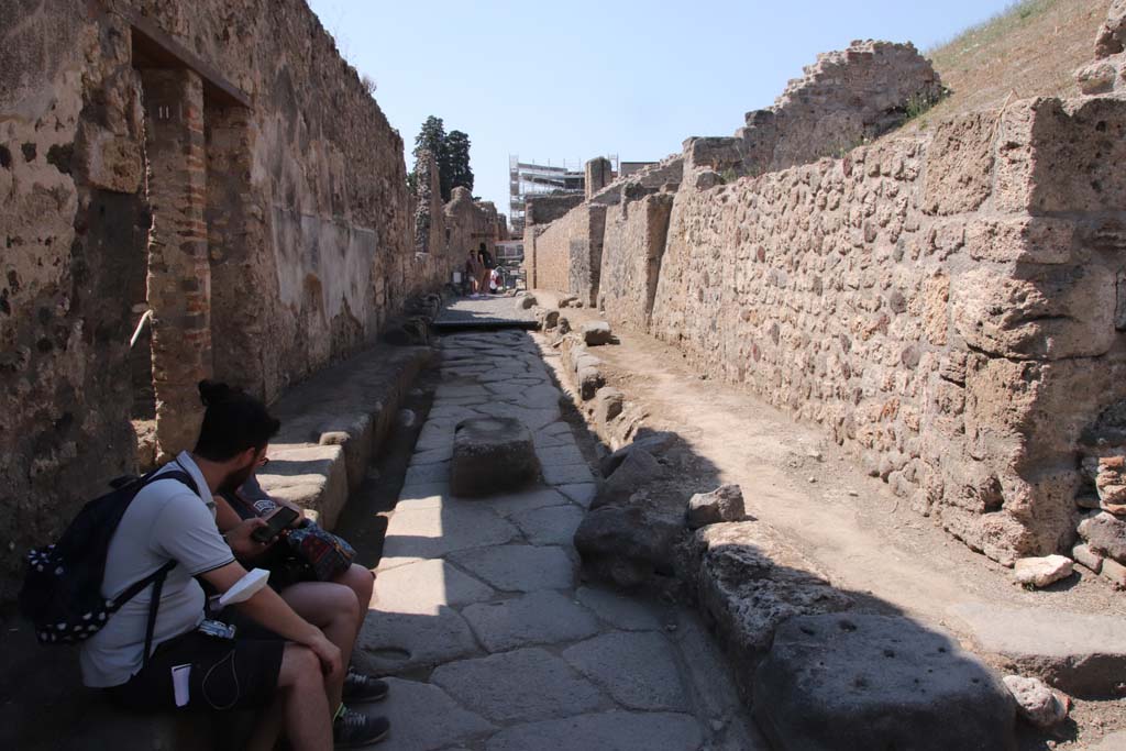 V.1.11, on left, Pompeii. September 2021. 
Looking west along Vicolo delle Nozze d’Argento, from near doorway. Photo courtesy of Klaus Heese.

